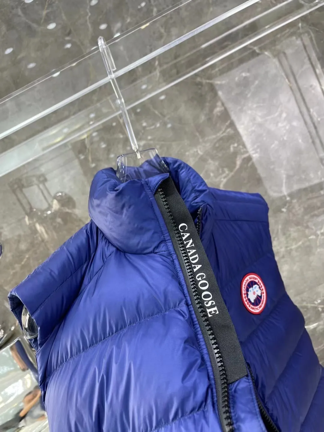 P480 top version Canadian brand vest new model Canada Goose has always been recognized as the warmest down jacket. Various Instagram celebrities, Internet celebrities, and celebrities often wear it for street photos. I make Canada Goose every year, but I still can’t get rid of my love for it. No matter how cold the days are, there is no need to be afraid, because there is! Filled with 90% white duck down, it is the legendary warmest down jacket and is known as a must-have for Arctic outdoor sports! The most popular down jacket in the world, celebrities are rushing to buy it, it is a must-have! Same style for men and women Size: xs ~ xxl